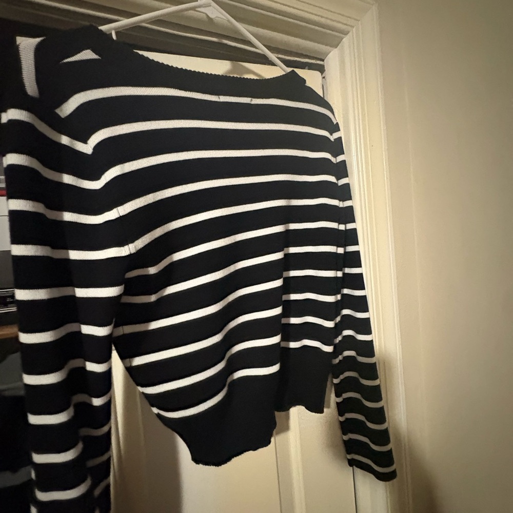 OrangeKiss Black and white V-neck striped, ribbed, and fitted cropped sweater